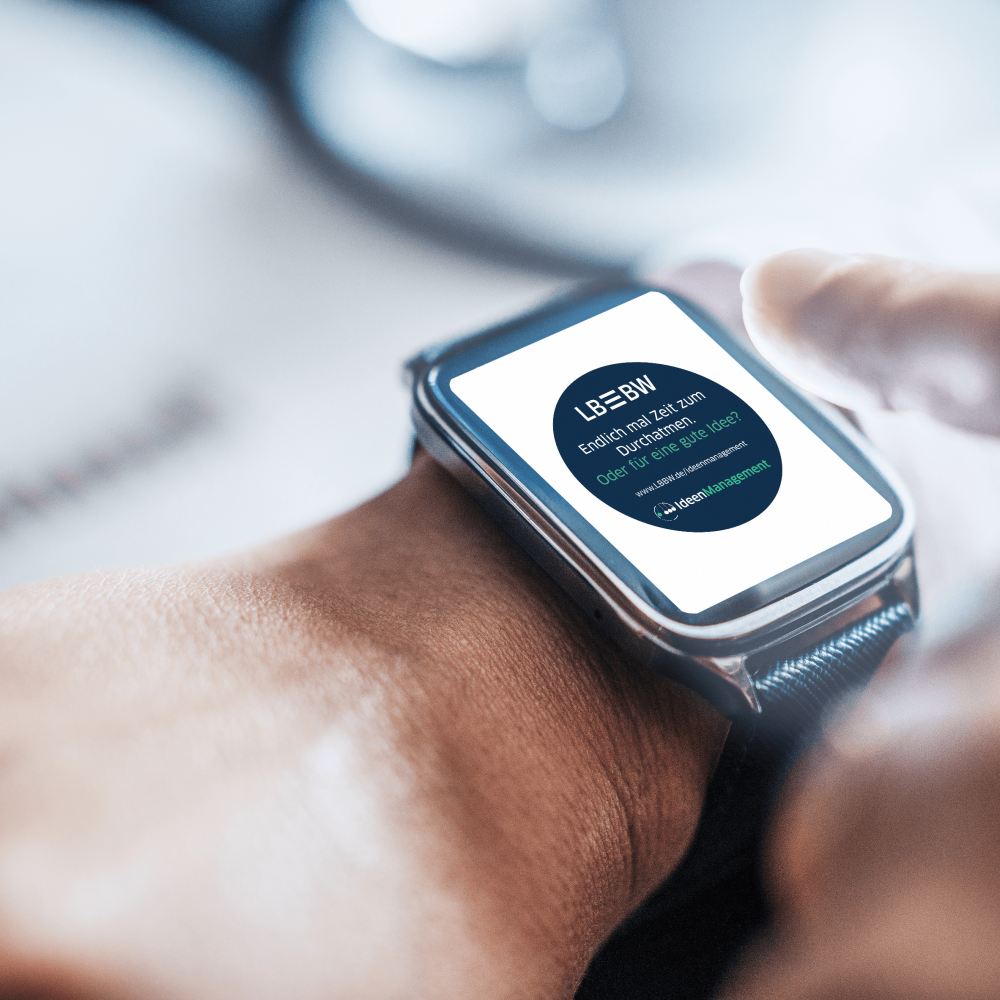 Hand einer Geschäftsfrau mit Smartwatch